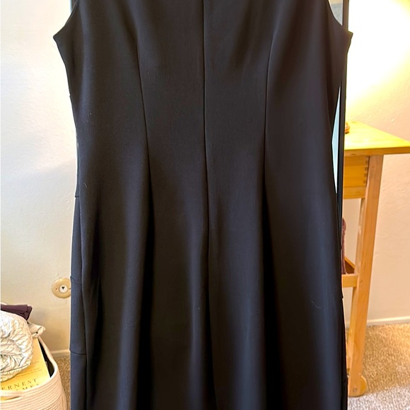 Black pencil dress in size 6. - Picture 2 of 3